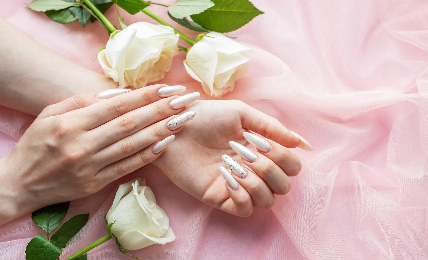 female-hands-with-beautiful-pearl-manicure-2024-12-07-23-15-03-utc 1 - Beleza Delicada