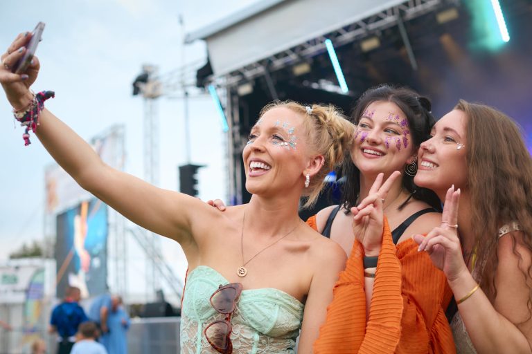 Raparigas divertidas em festival
